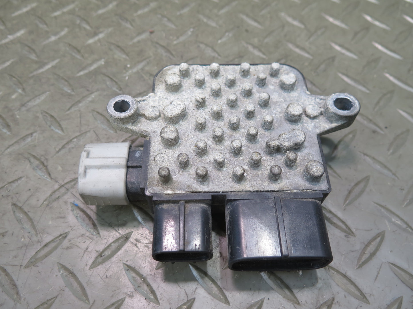 2016-2019 Tesla Model S 75D Left or Right Side Cooling Fan Control Module Unit