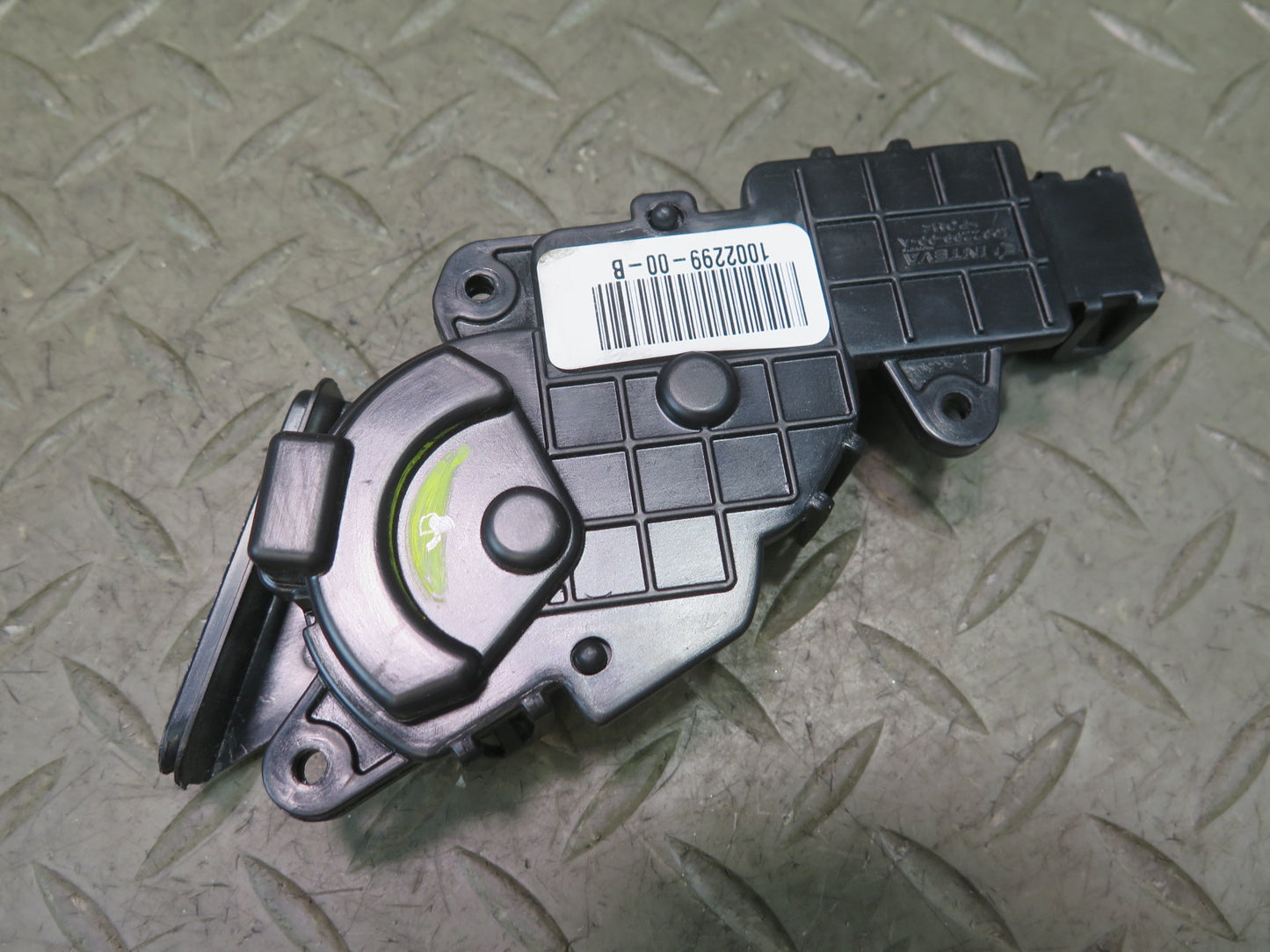 2016-2019 Tesla Model S 75D Glove Box Storage Compartment Actuator
