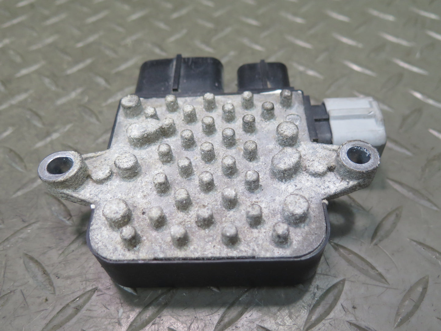 2016-2019 Tesla Model S 75D Left or Right Side Cooling Fan Control Module Unit