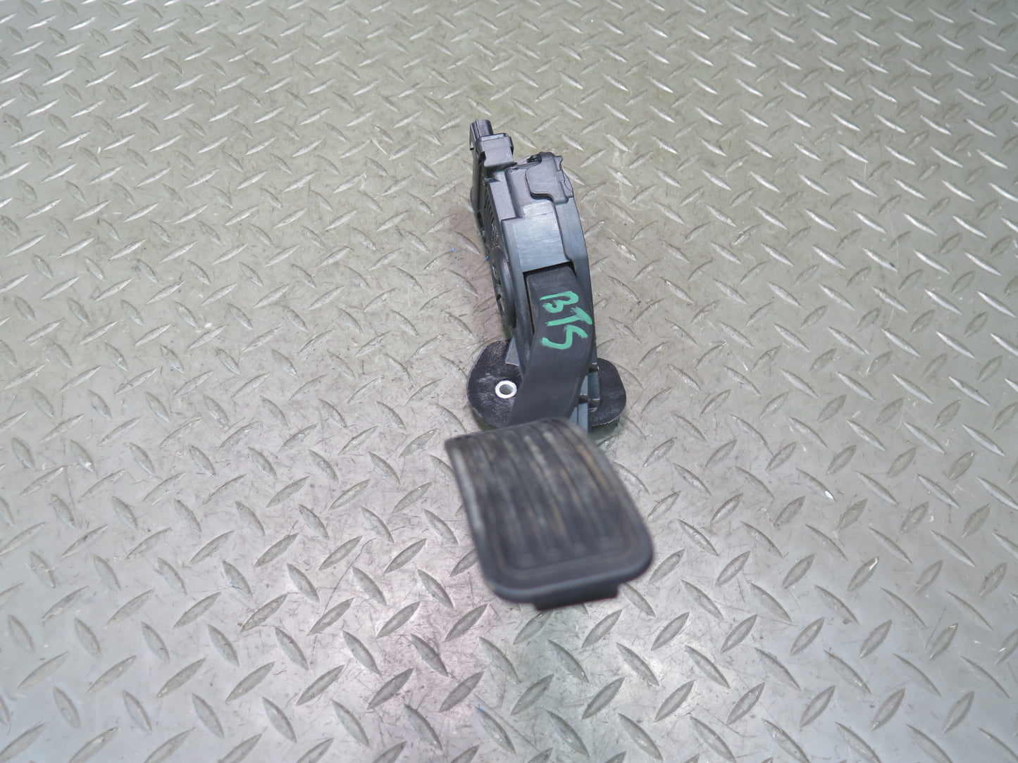 2016-2019 Tesla Model S 75D Accelerator Throttle Gas Pedal Assembly
