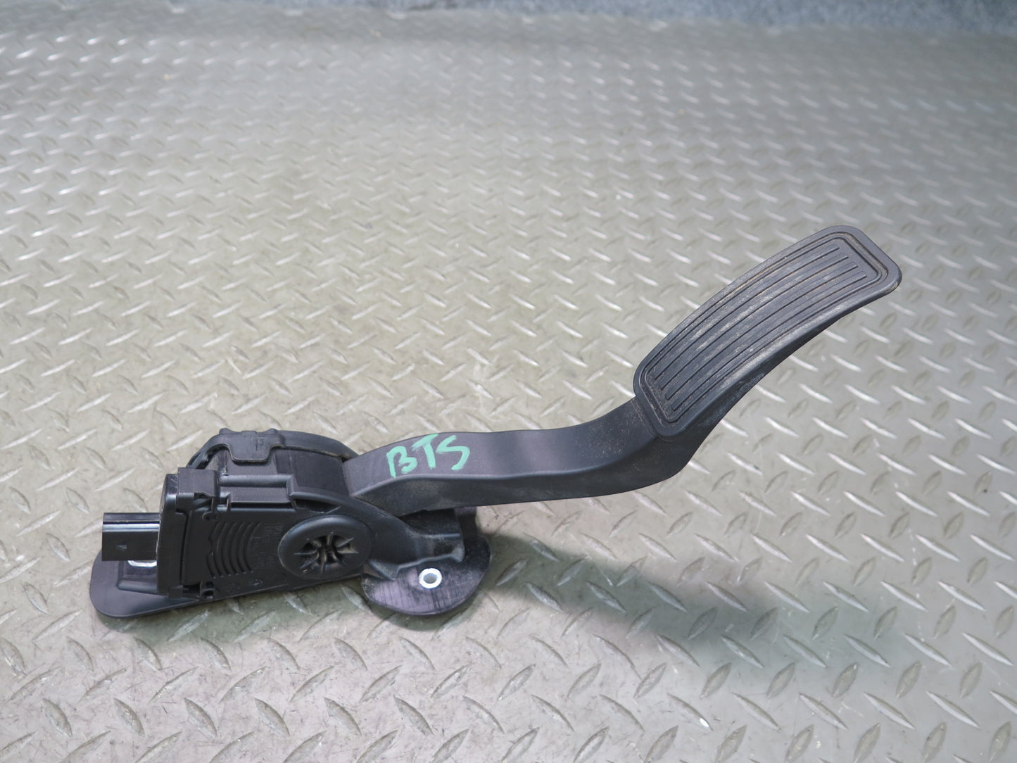 2016-2019 Tesla Model S 75D Accelerator Throttle Gas Pedal Assembly