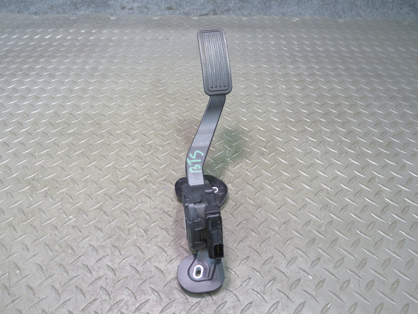 2016-2019 Tesla Model S 75D Accelerator Throttle Gas Pedal Assembly