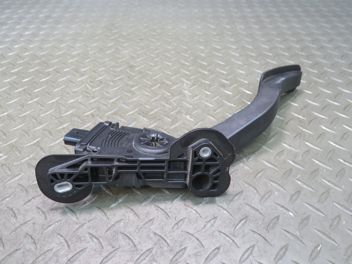 2016-2019 Tesla Model S 75D Accelerator Throttle Gas Pedal Assembly