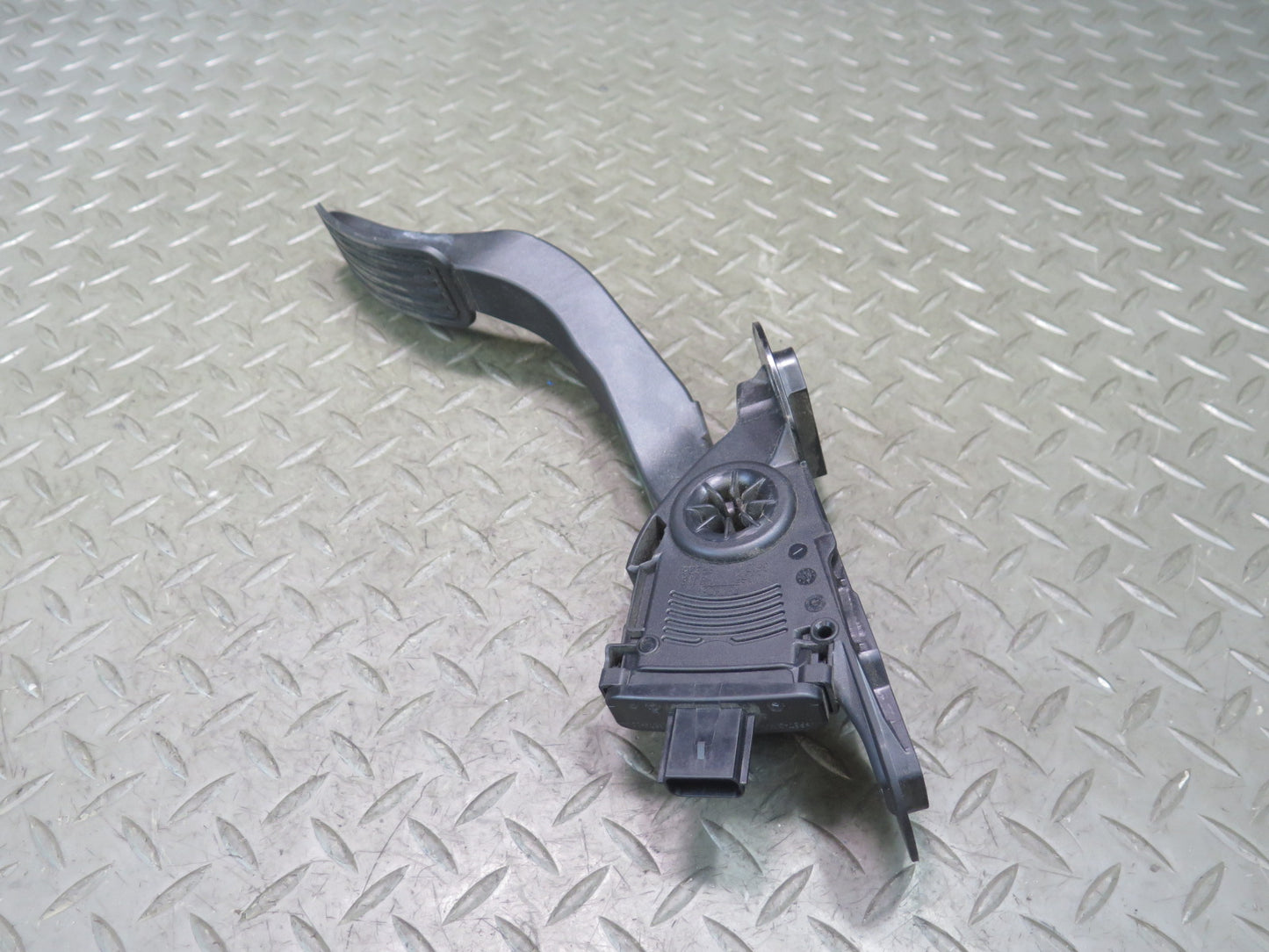 2016-2019 Tesla Model S 75D Accelerator Throttle Gas Pedal Assembly