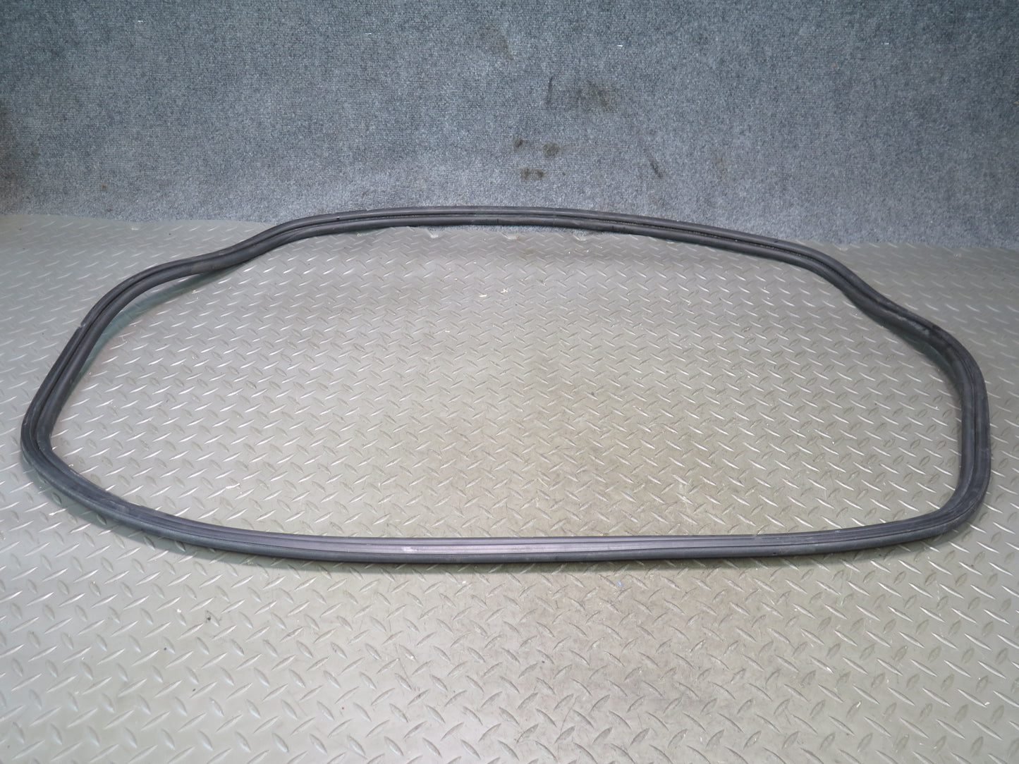 01-06 BMW E46 330ci Convertible Rear Trunk Lid Weatherstrip Rubber Seal OEM