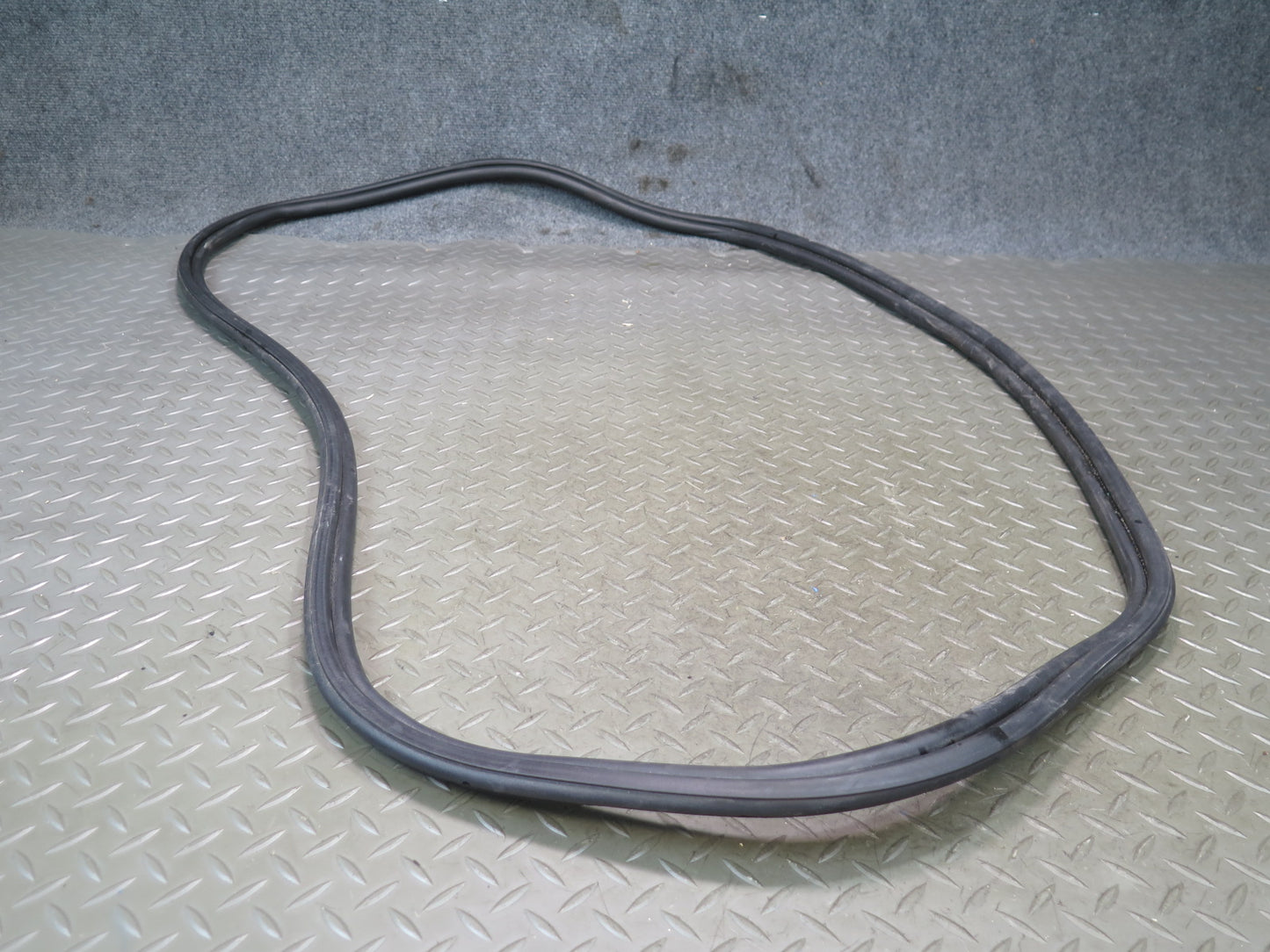 01-06 BMW E46 330ci Convertible Rear Trunk Lid Weatherstrip Rubber Seal OEM