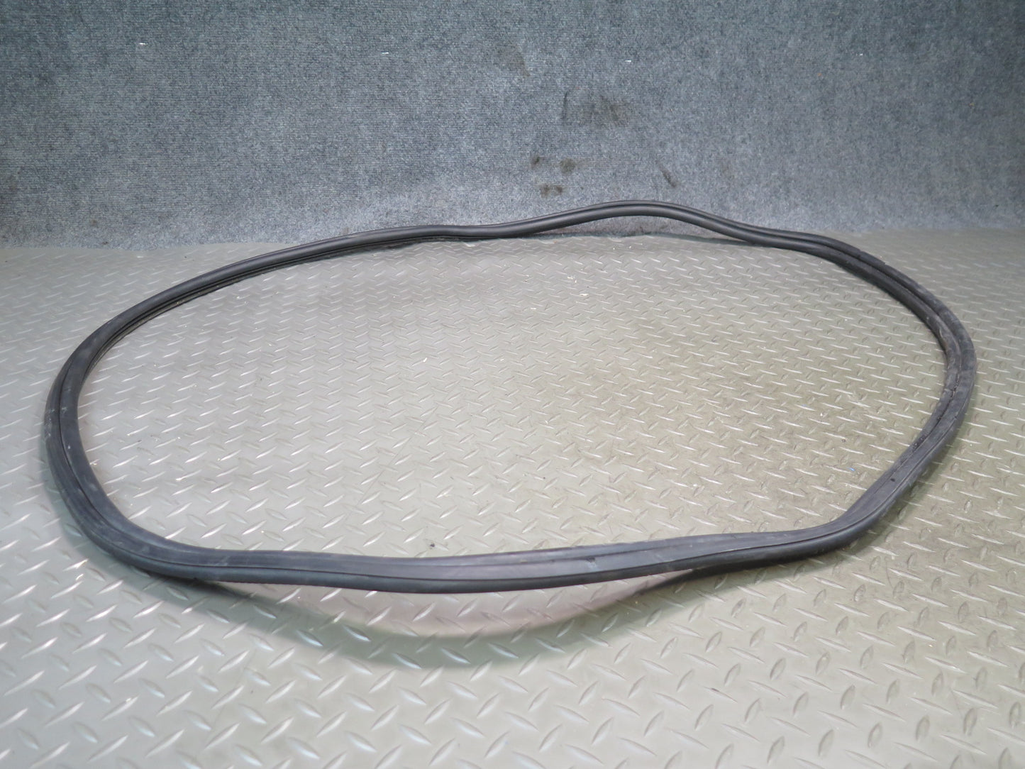 01-06 BMW E46 330ci Convertible Rear Trunk Lid Weatherstrip Rubber Seal OEM