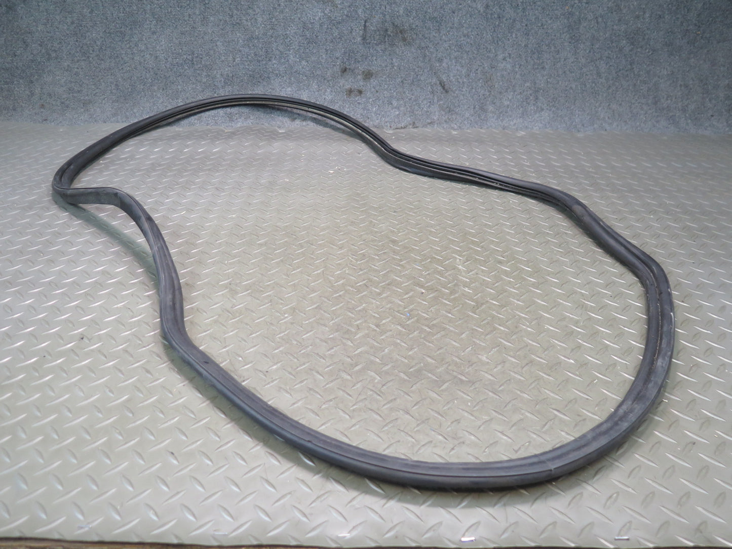 01-06 BMW E46 330ci Convertible Rear Trunk Lid Weatherstrip Rubber Seal OEM