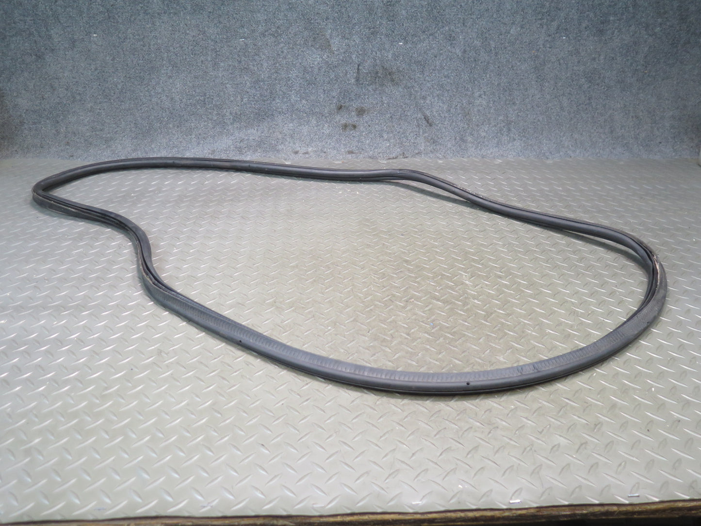 01-06 BMW E46 330ci Convertible Rear Trunk Lid Weatherstrip Rubber Seal OEM