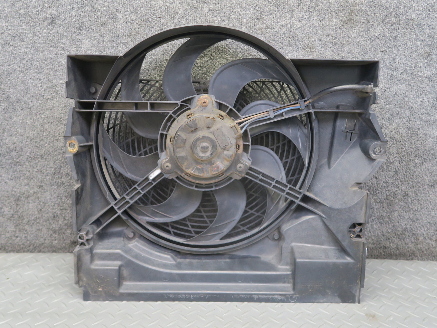 01-02 BMW E36/7 Z3 M54 S54 Engine Radiator Pusher Fan w Housing 6905617 OEM