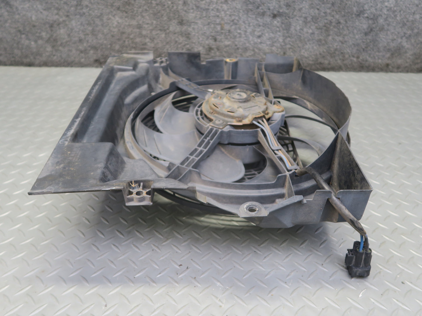 01-02 BMW E36/7 Z3 M54 S54 Engine Radiator Pusher Fan w Housing 6905617 OEM