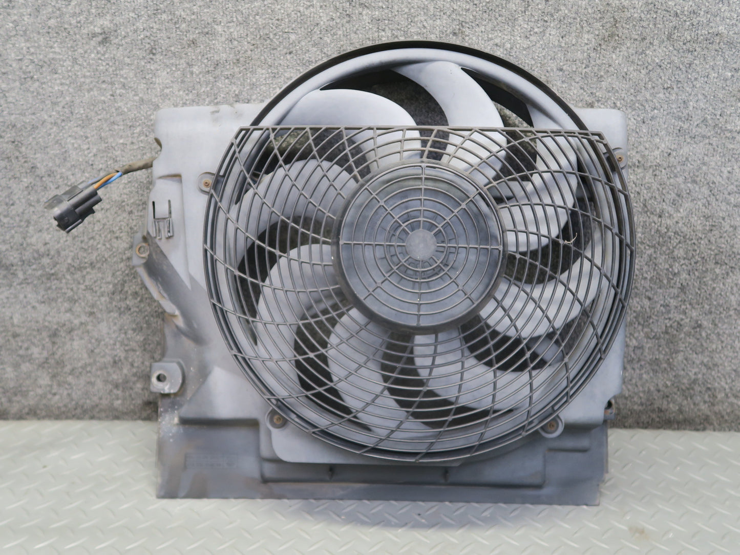 01-02 BMW E36/7 Z3 M54 S54 Engine Radiator Pusher Fan w Housing 6905617 OEM