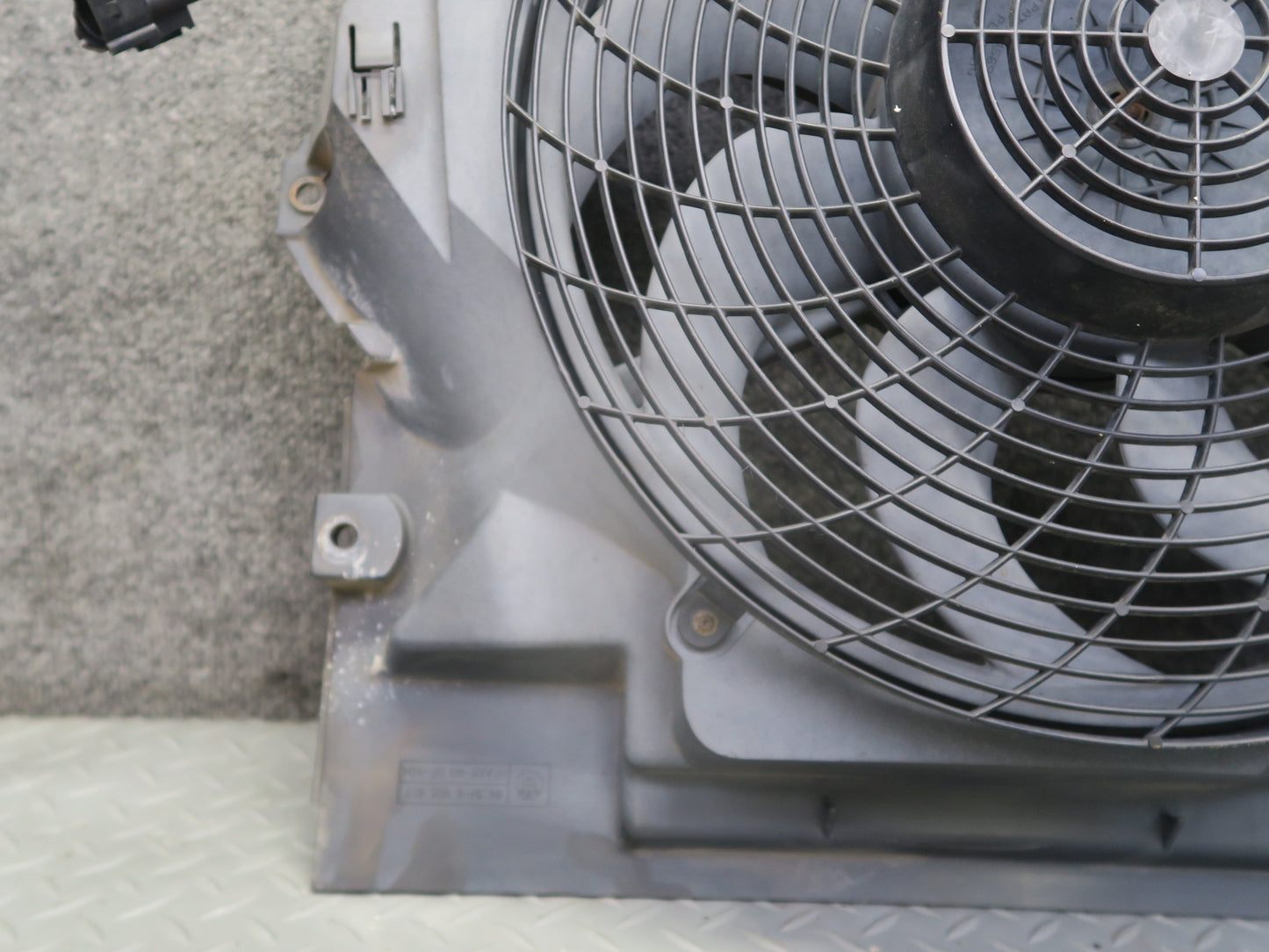 01-02 BMW E36/7 Z3 M54 S54 Engine Radiator Pusher Fan w Housing 6905617 OEM