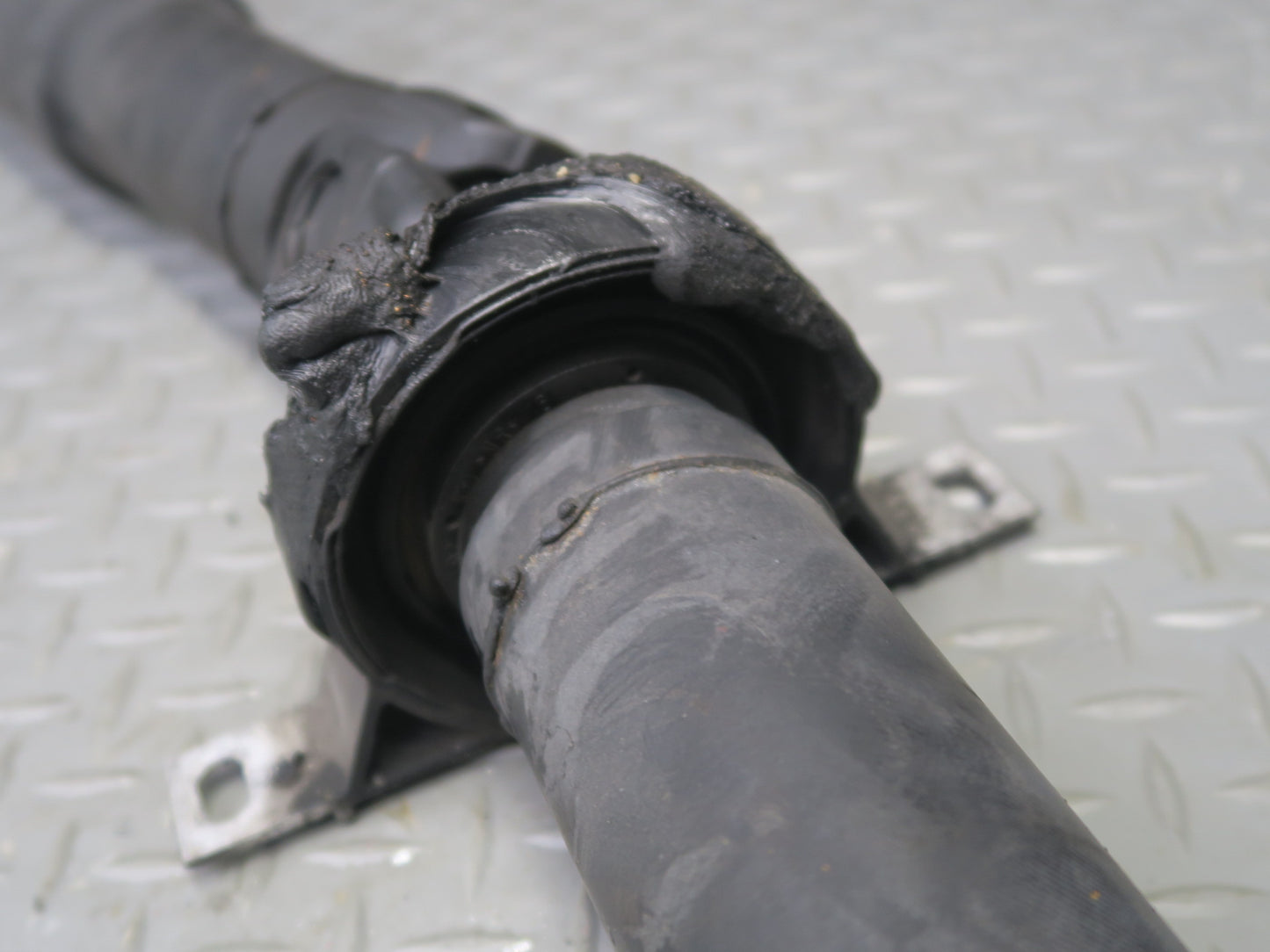 04-06 BMW E46 330i 330ci RWD A/T Rear Driveshaft Drive Shaft 7505214 OEM