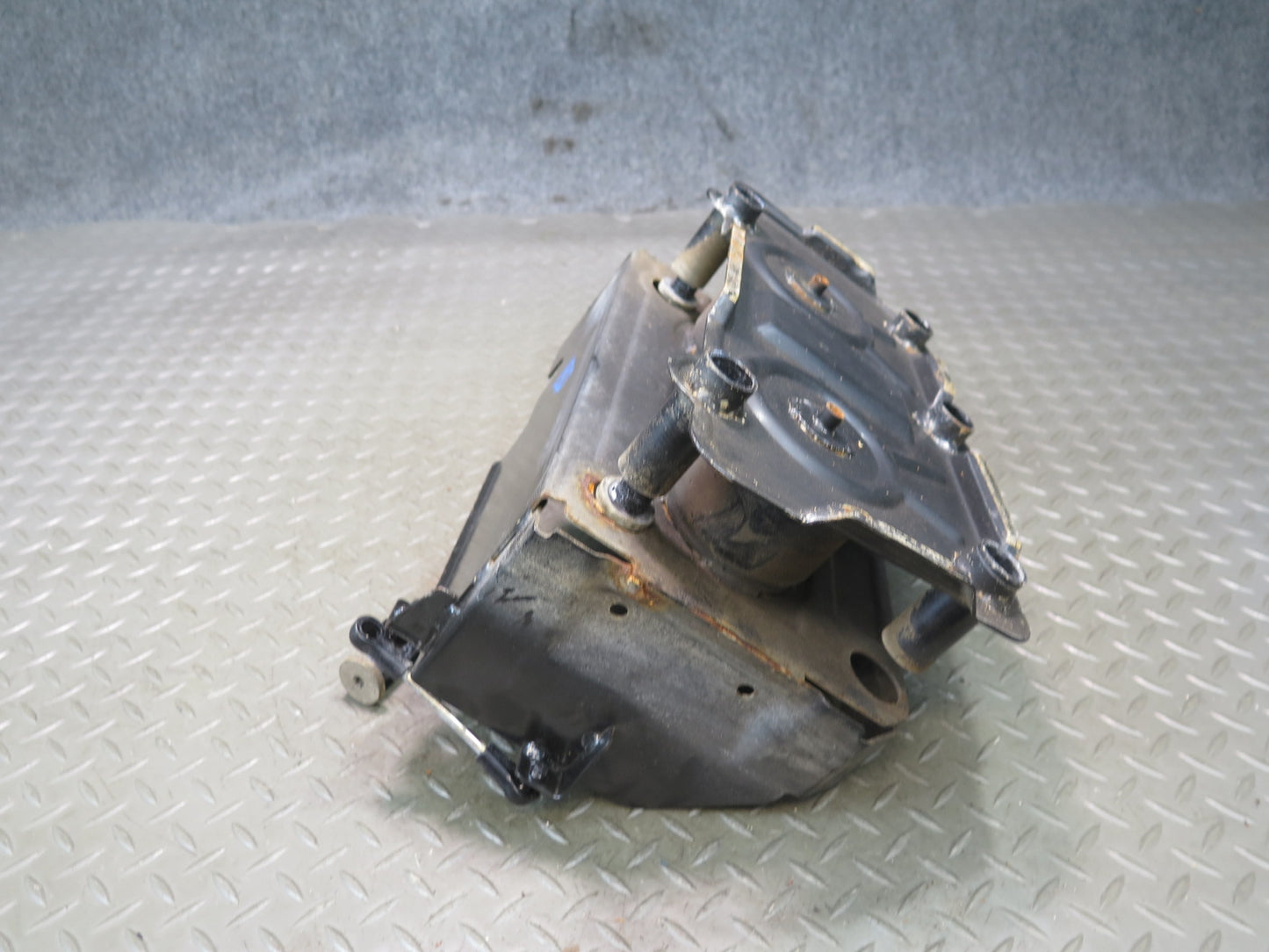 01-06 BMW E46 330ci Convertible Battery Tray Vibration Absorber Bracket Assy OEM