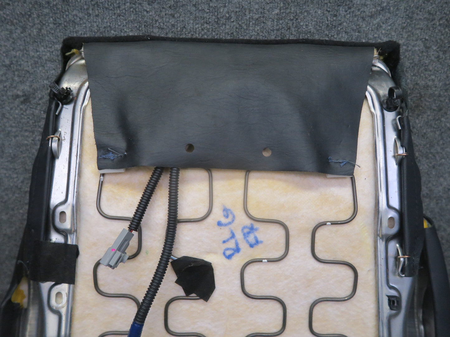 01-02 Lexus UZS160 GS300 GS430 Front Right Seat Lower Leather Cushion Black OEM