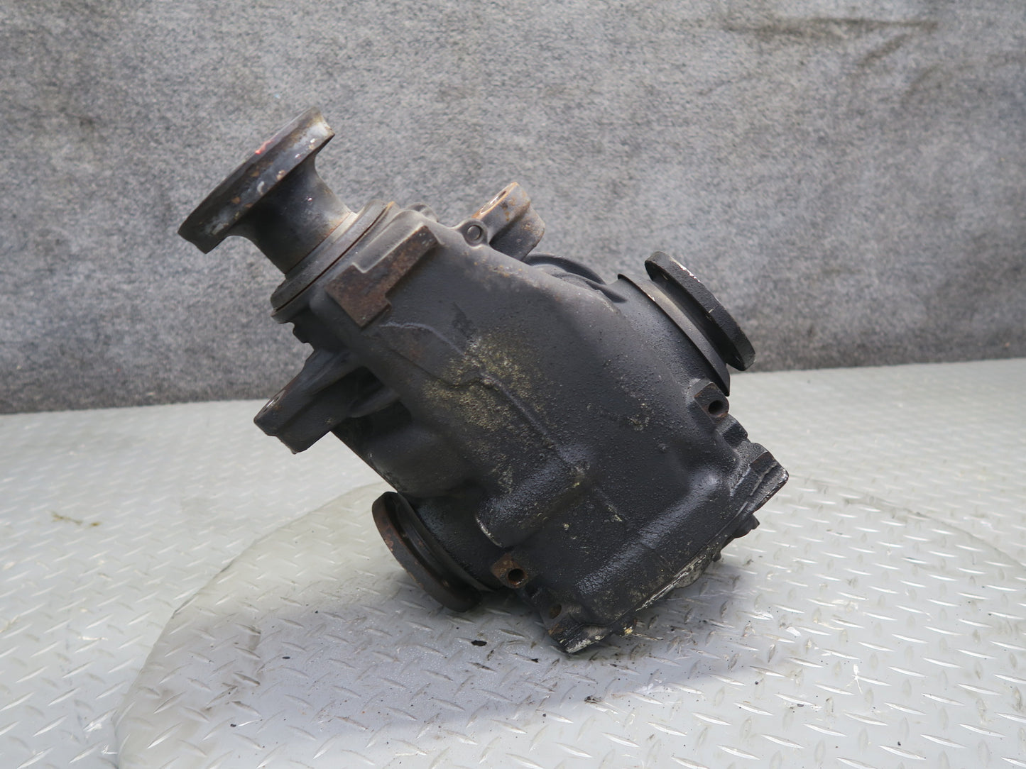 01-06 BMW E46 330i 330Ci A/T Rear Differential Carrier 3.38 Ratio 7505393 OEM