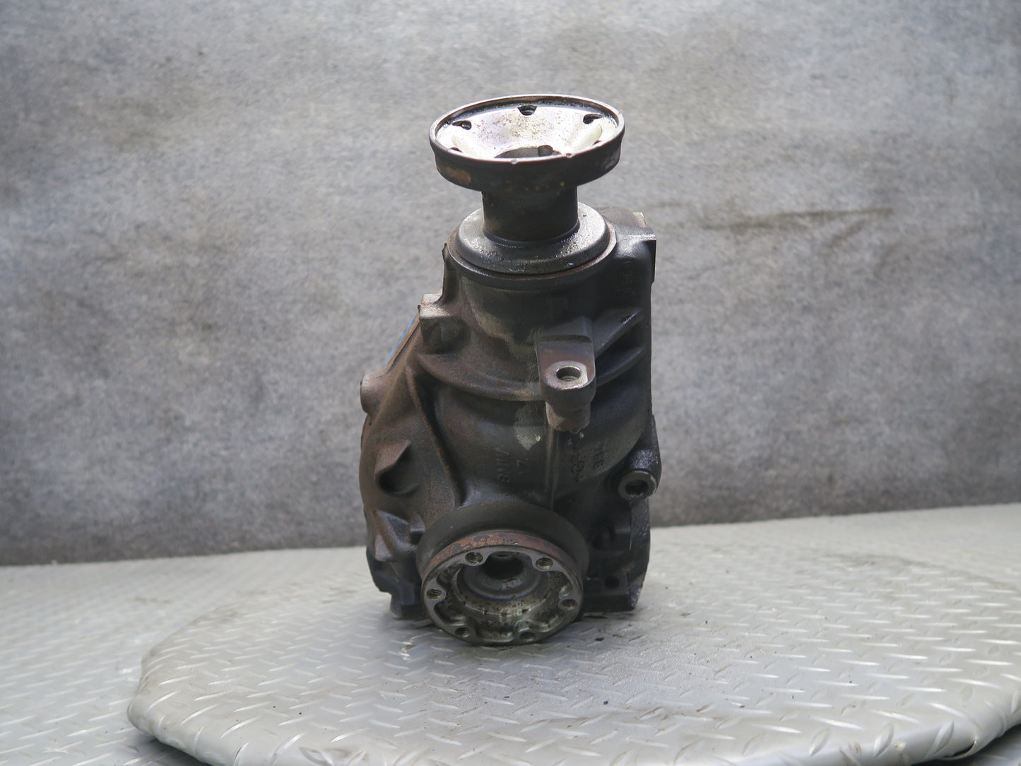 01-06 BMW E46 330i 330Ci A/T Rear Differential Carrier 3.38 Ratio 7505393 OEM