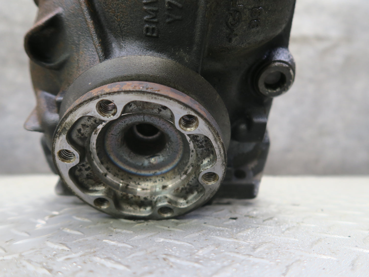 01-06 BMW E46 330i 330Ci A/T Rear Differential Carrier 3.38 Ratio 7505393 OEM