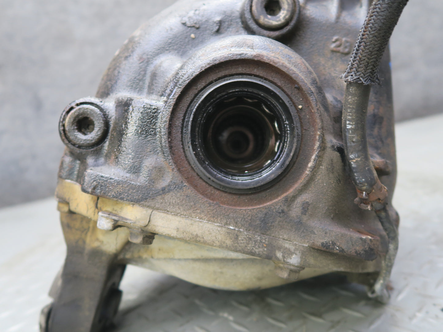 2003-2007 Lexus UZJ100L LX470 Front Differential Carrier 4.10 Ratio