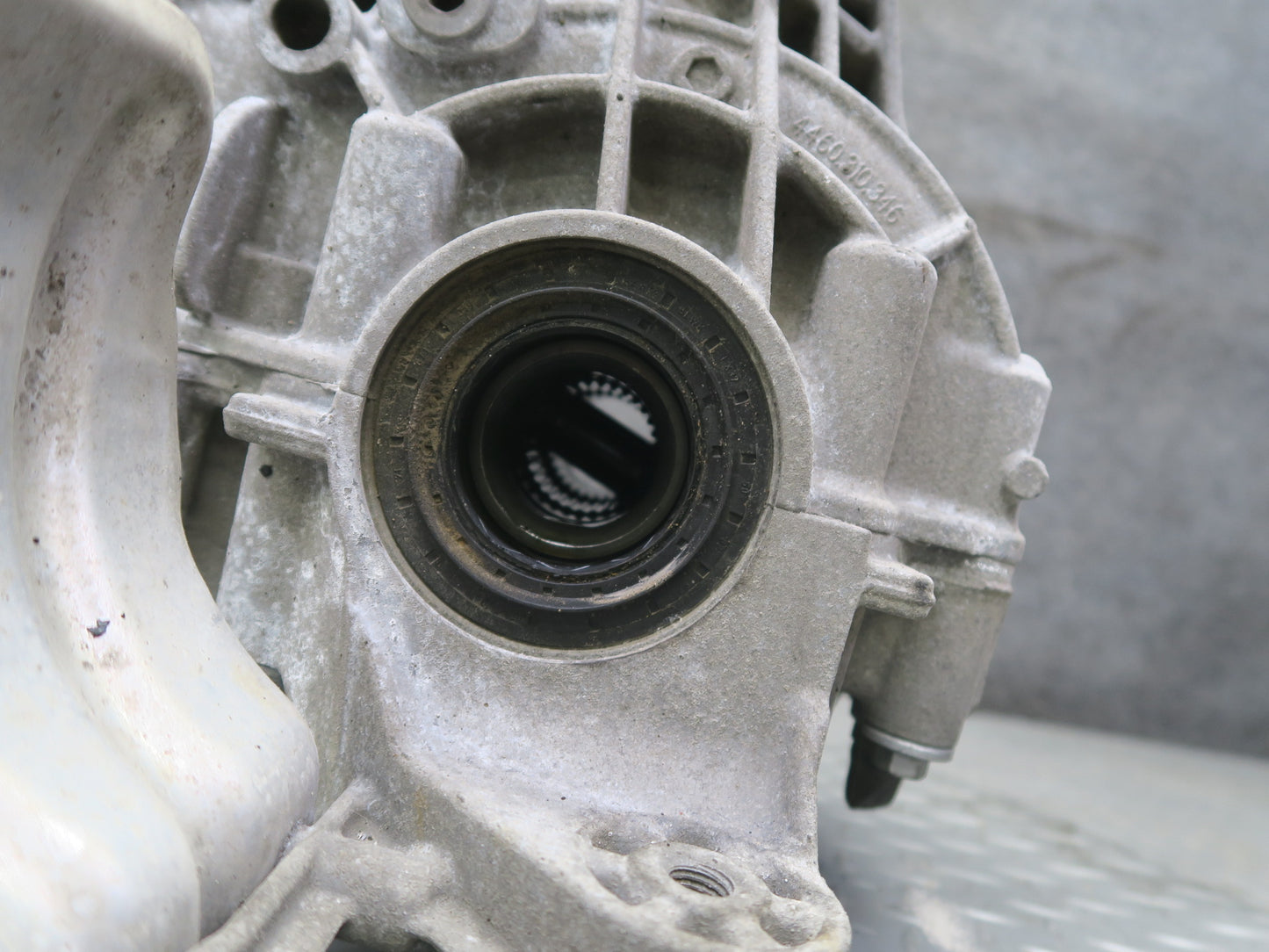 2015-2017 Porsche Macan Turbo 3.6L AWD Rear Axle Differential Carrier 95B525015E