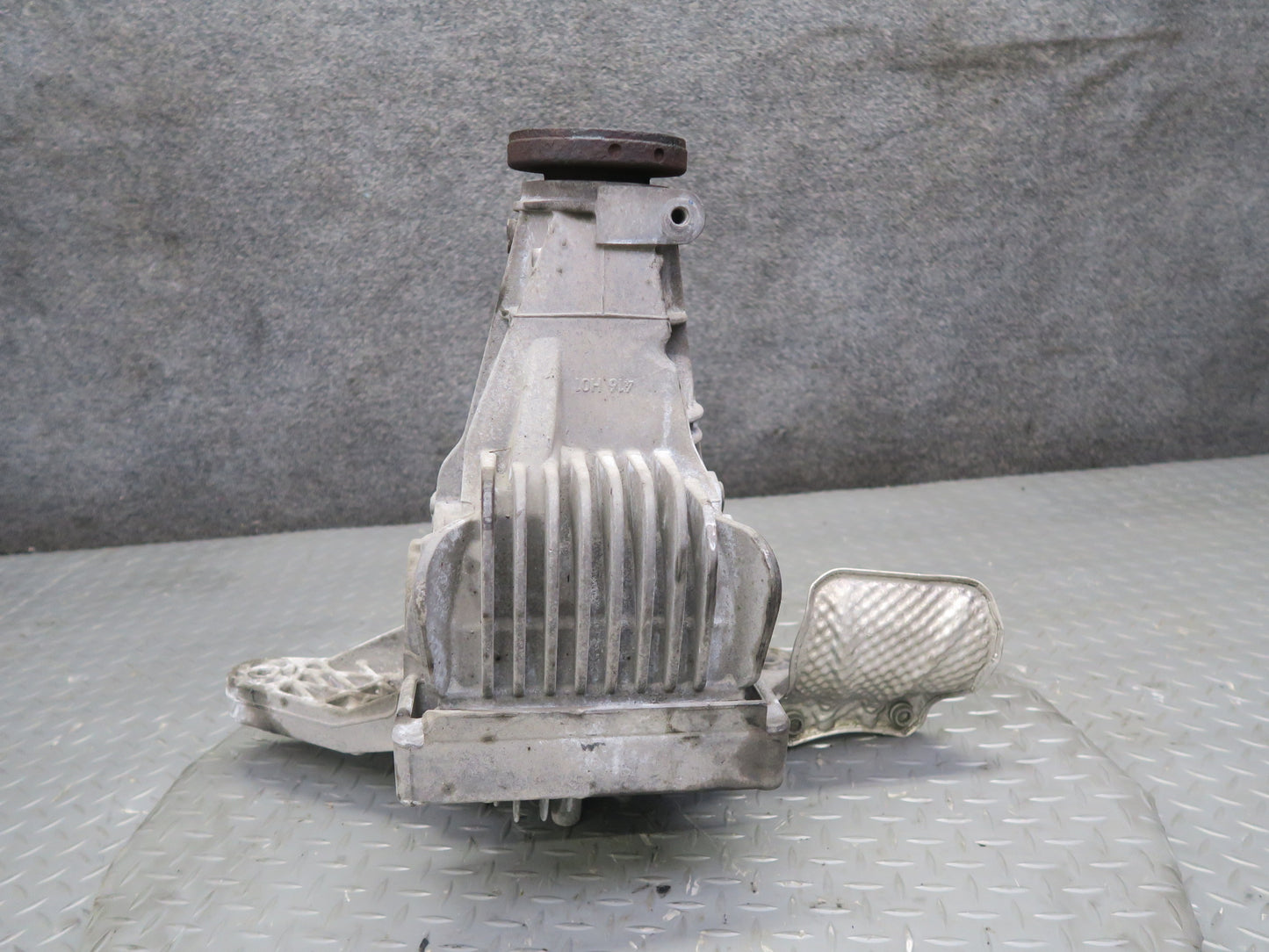 2015-2017 Porsche Macan Turbo 3.6L AWD Rear Axle Differential Carrier 95B525015E