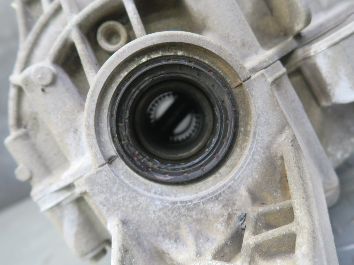 2015-2017 Porsche Macan Turbo 3.6L AWD Rear Axle Differential Carrier 95B525015E