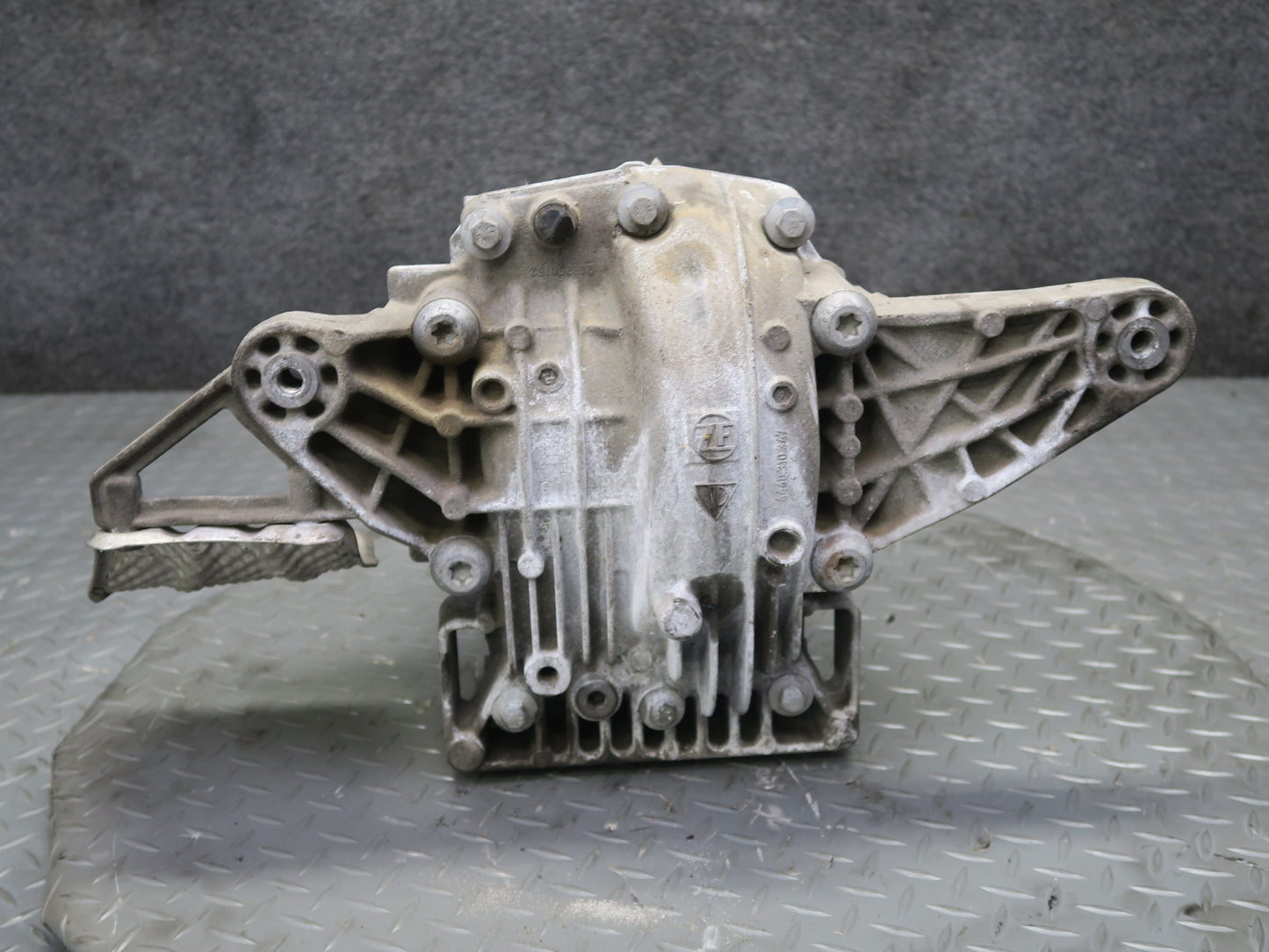2015-2017 Porsche Macan Turbo 3.6L AWD Rear Axle Differential Carrier 95B525015E