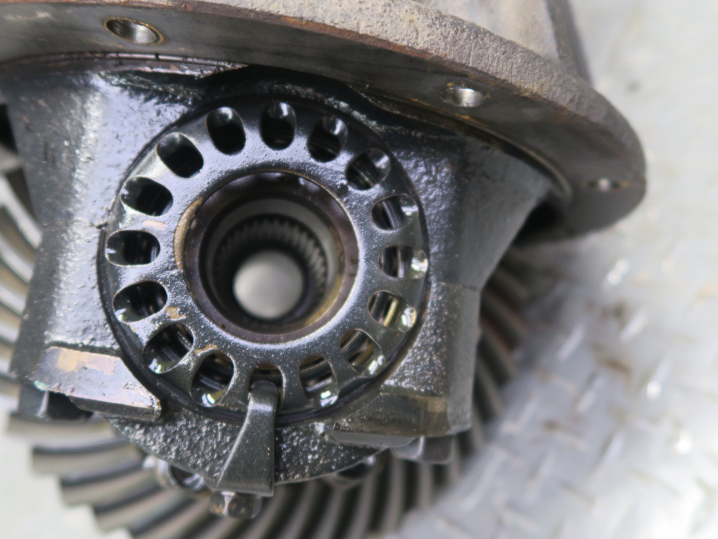 2003-2007 Lexus UZJ100L LX470 Rear Differential Axle Carrier 4.10 Ratio