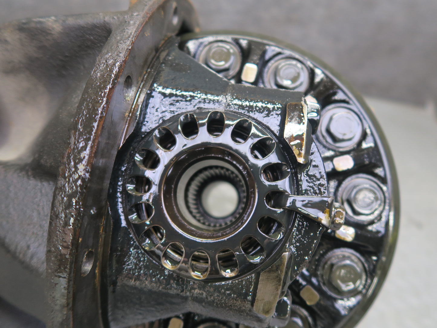 2003-2007 Lexus UZJ100L LX470 Rear Differential Axle Carrier 4.10 Ratio