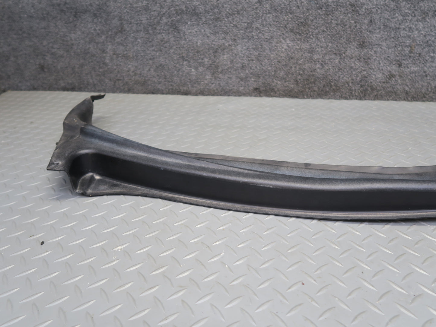 05-07 Chevrolet Corvette C6 Front Windshield Air Vent Cowl Trim Panel OEM