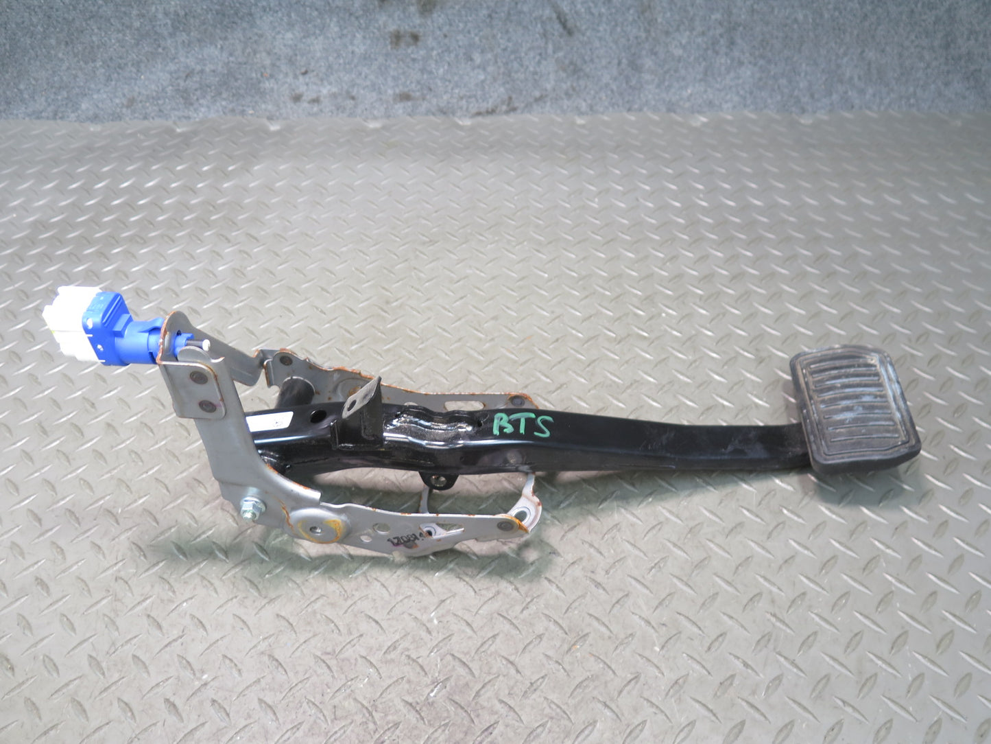 2016-2019 Tesla Model S 75D  Brake Stop Pedal Assembly W/ Bracket & Sensor