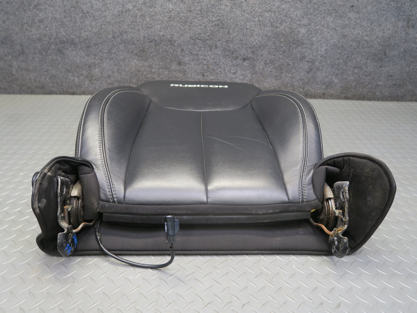 13-17 Jeep Wrangler JK Rubicon 4-DOOR Front Right Leather Seat Upper Cushion OEM