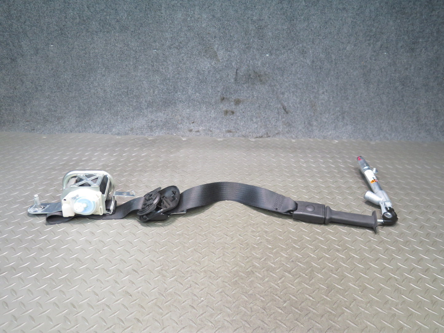 16-19 TESLA MODEL S 75D FRONT RIGHT PASSENGER SIDE SEAT BELT RETRACTOR W BUCKLE OEM