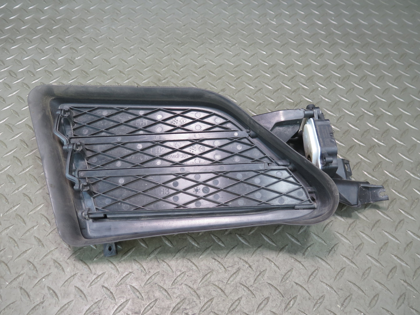2016-2019 Tesla Model S 75D Front Left Side Active Louver Air Shutter Grille