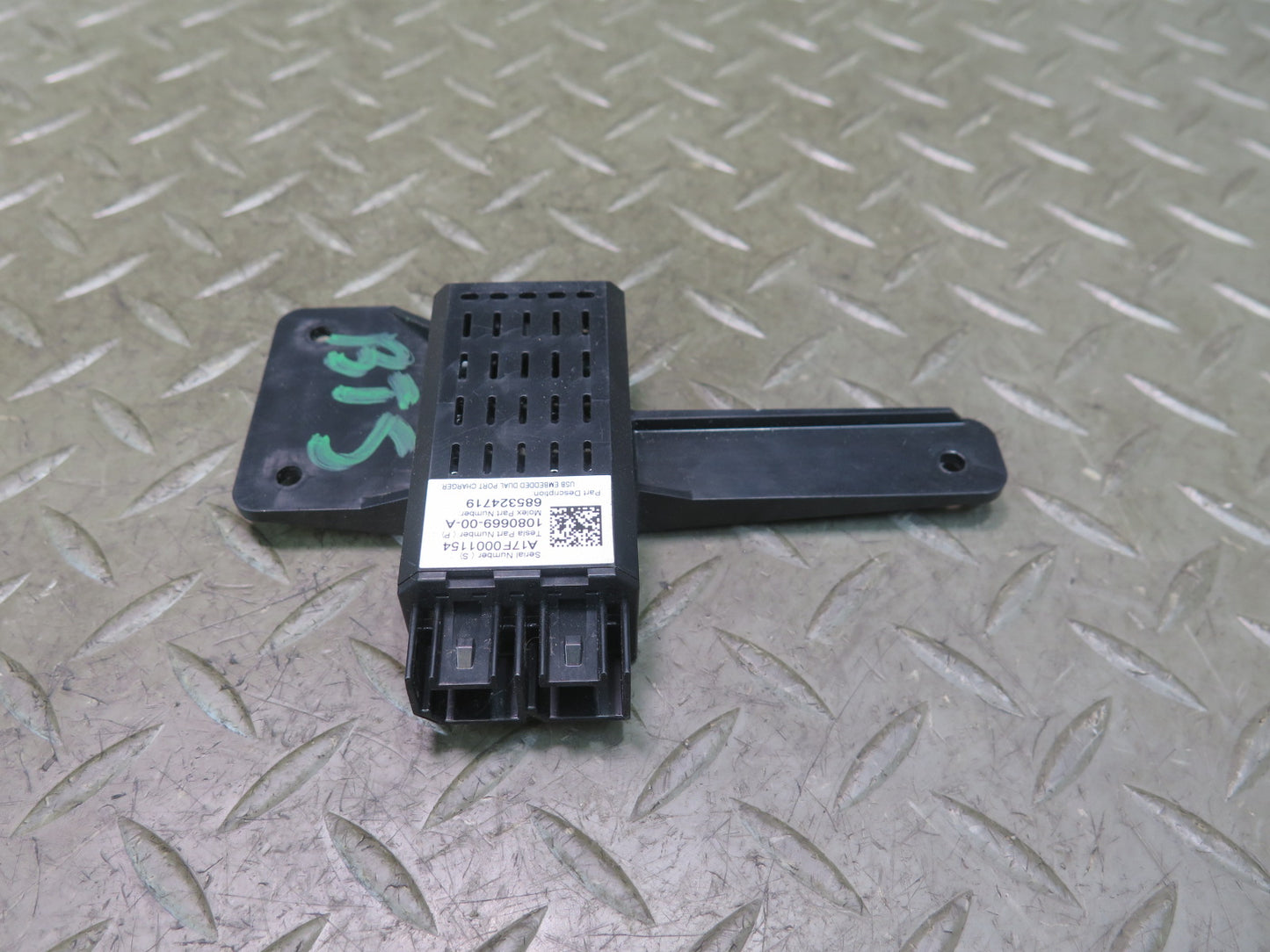2016-2019 Tesla Model S 75D Dual Port Splitter USB Charger Adapter Module Unit