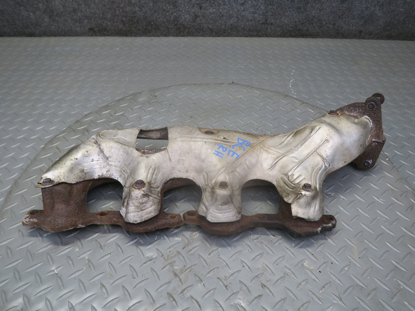 2010-2014 Cadillac Escalade Right Exhaust Manifold w Heat Shield