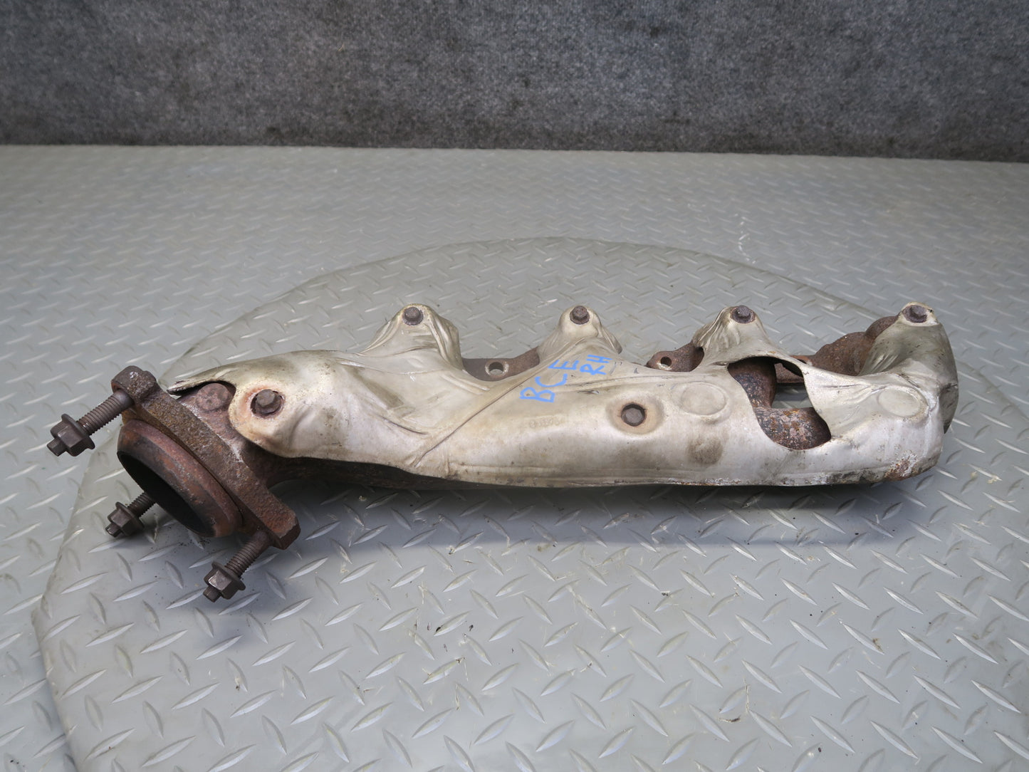 2010-2014 Cadillac Escalade Right Exhaust Manifold w Heat Shield