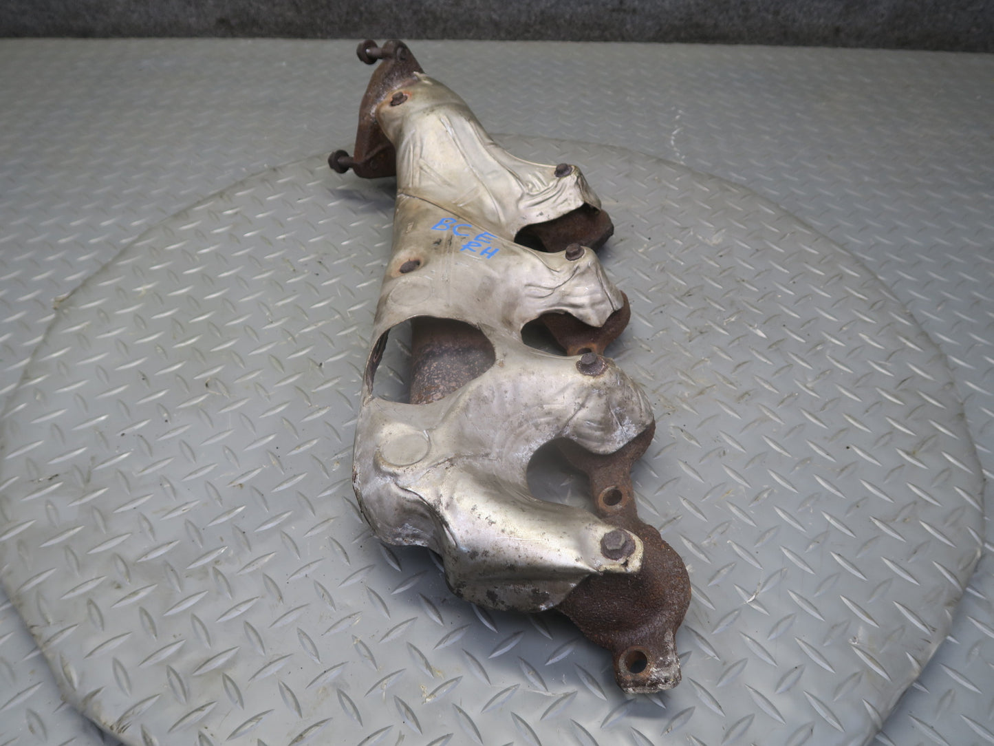 2010-2014 Cadillac Escalade Right Exhaust Manifold w Heat Shield