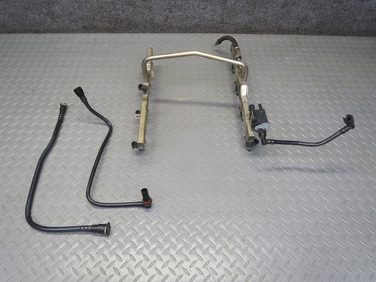 2010-2014 Cadillac Escalade Fuel Rail Injector Hose Line Set