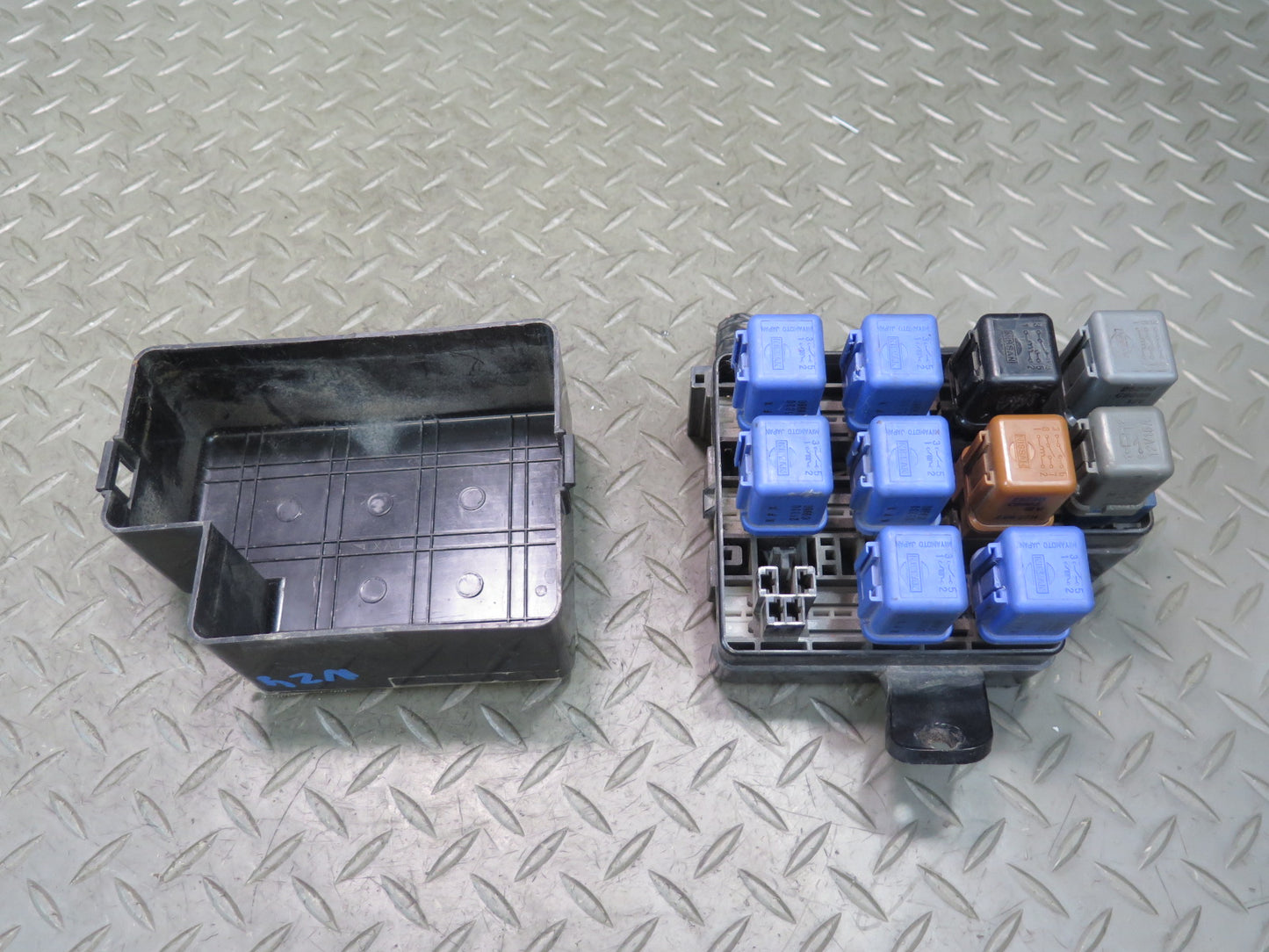 84-89 Nissan Z31 300ZX Engine Bay Small  Fuse Relay Box Module OEM