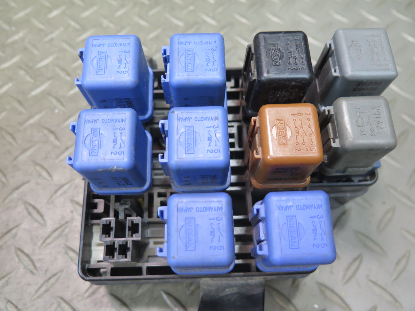84-89 Nissan Z31 300ZX Engine Bay Small  Fuse Relay Box Module OEM