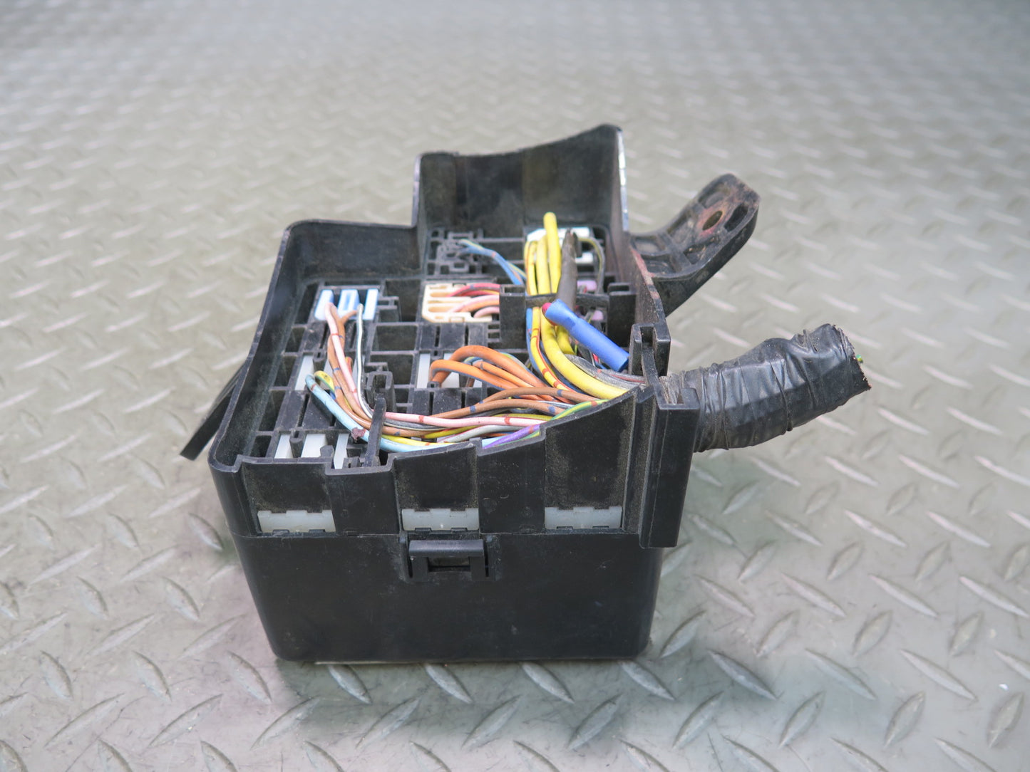84-89 Nissan Z31 300ZX Engine Bay Small  Fuse Relay Box Module OEM