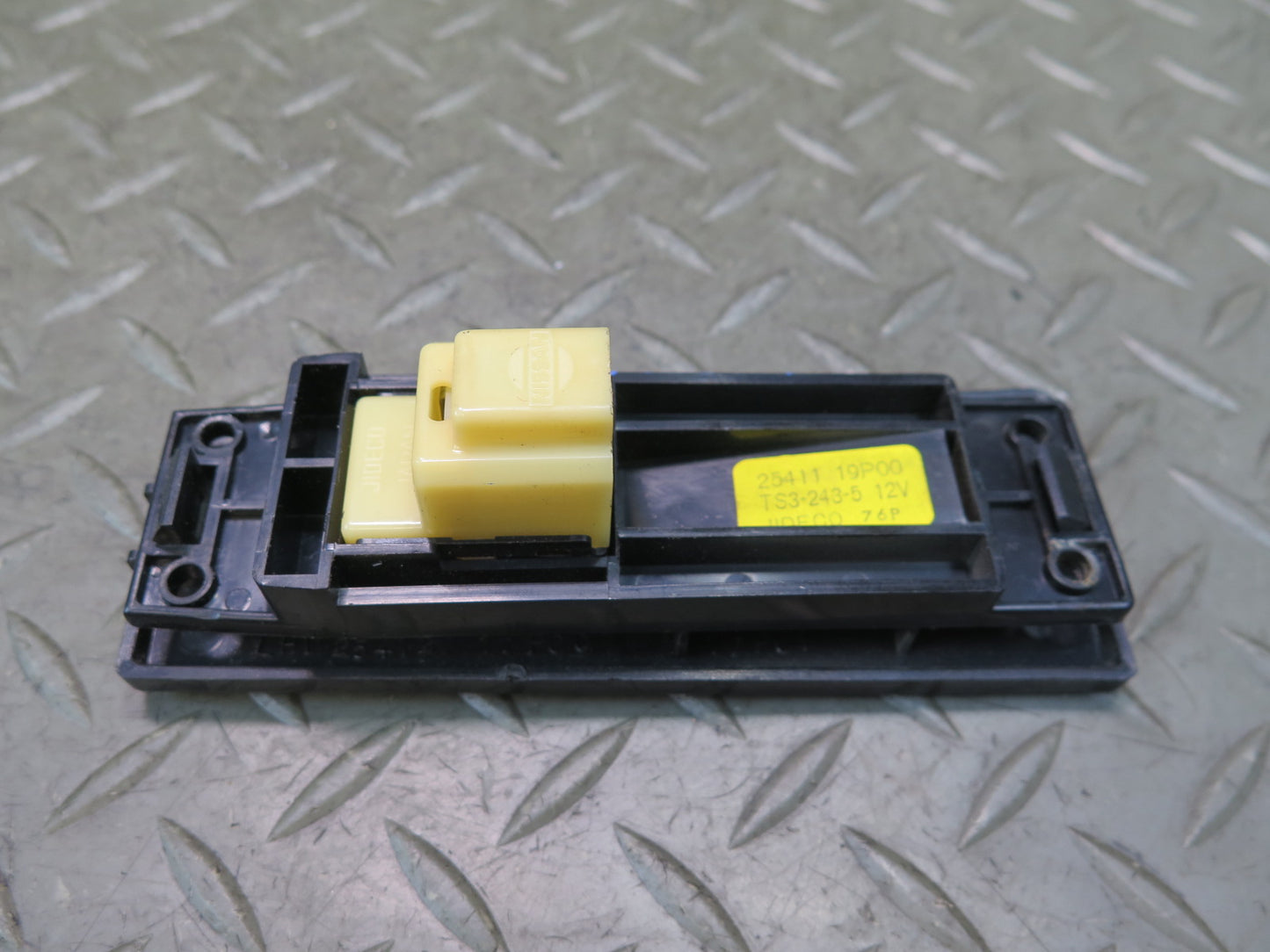 85-88 Nissan Z31 300ZX Right Door Power Window Switch 25411-19P00 OEM