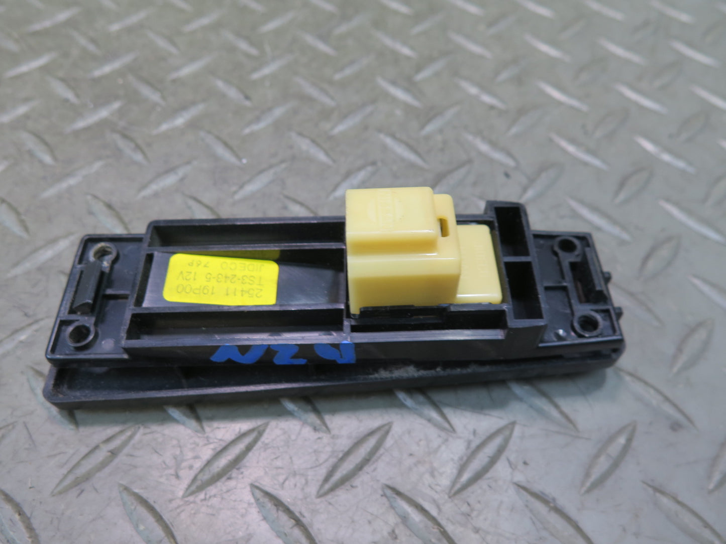 85-88 Nissan Z31 300ZX Right Door Power Window Switch 25411-19P00 OEM