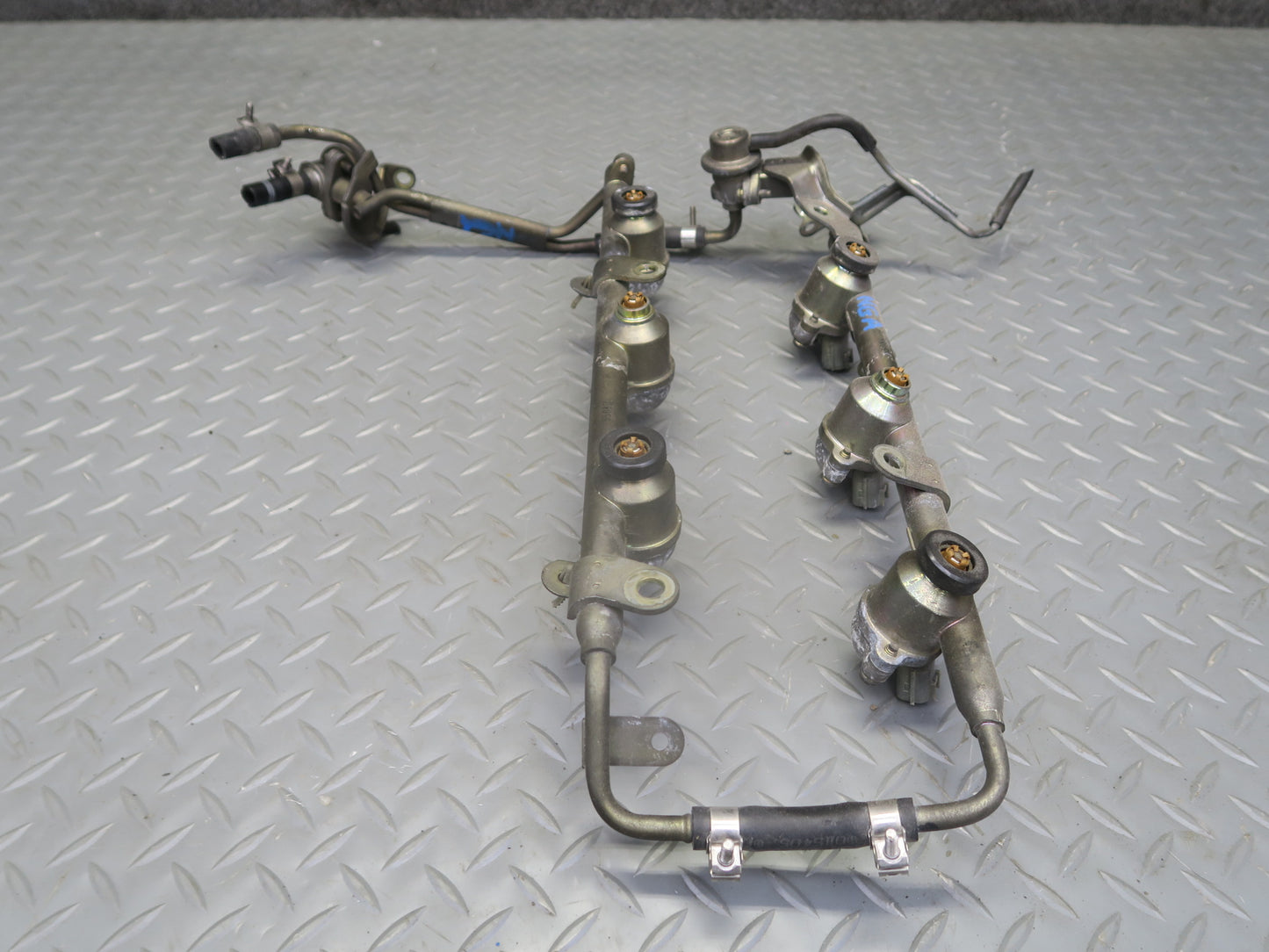 95-97 Nissan Gloria VQ30DET Turbo Fuel Rail Injector Set w Hose Assembly OEM