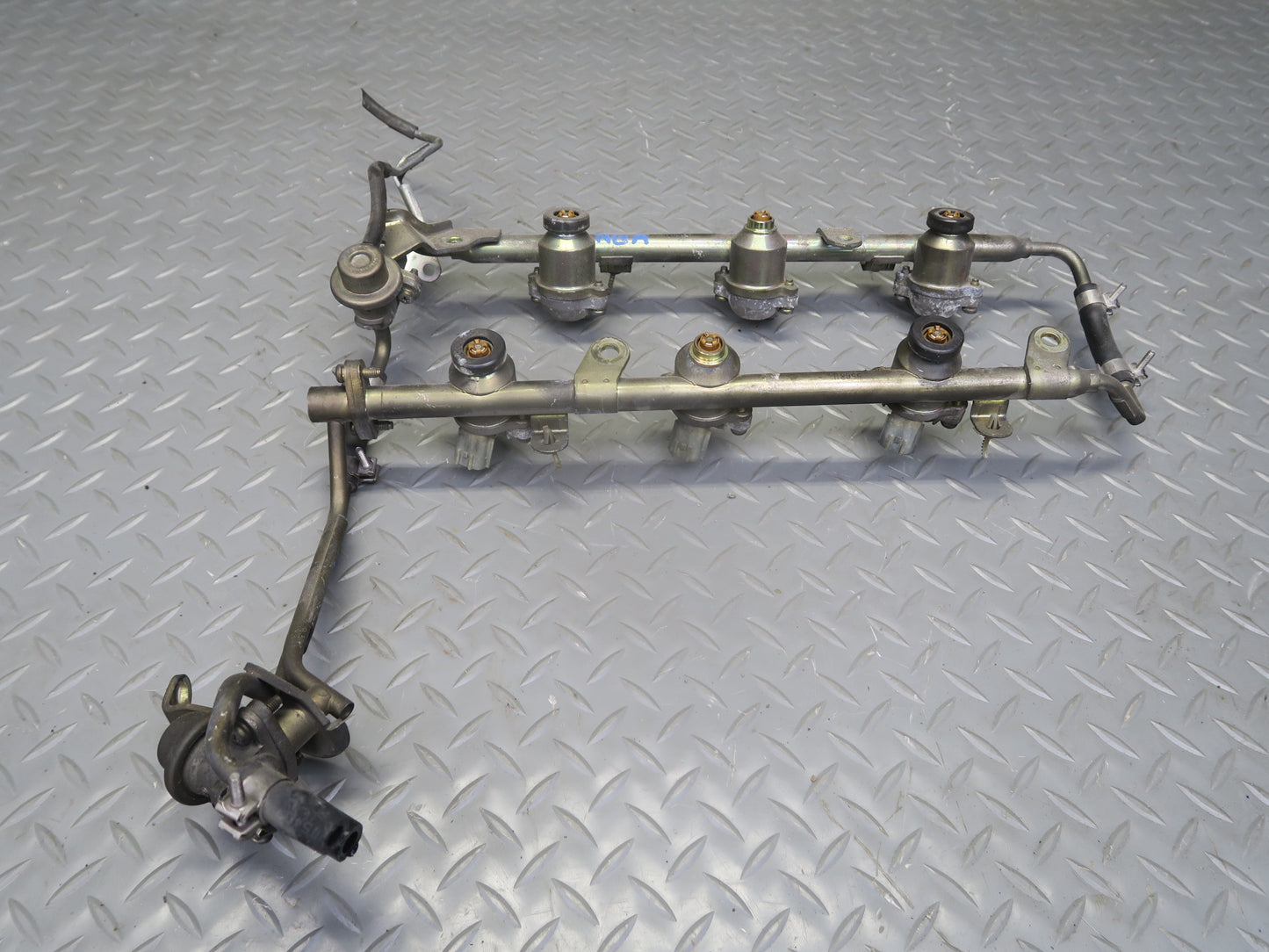 95-97 Nissan Gloria VQ30DET Turbo Fuel Rail Injector Set w Hose Assembly OEM