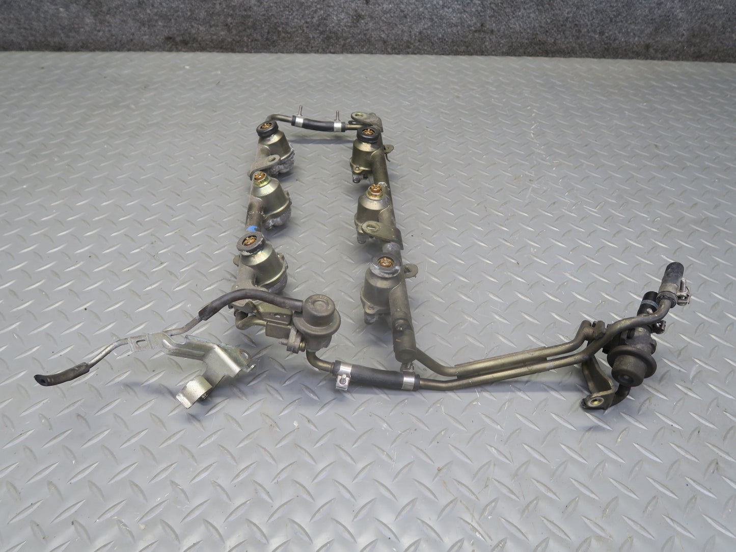95-97 Nissan Gloria VQ30DET Turbo Fuel Rail Injector Set w Hose Assembly OEM