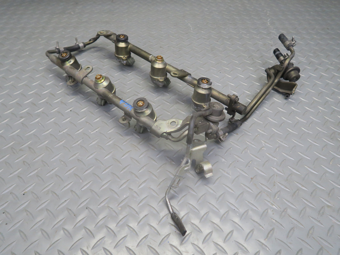 95-97 Nissan Gloria VQ30DET Turbo Fuel Rail Injector Set w Hose Assembly OEM