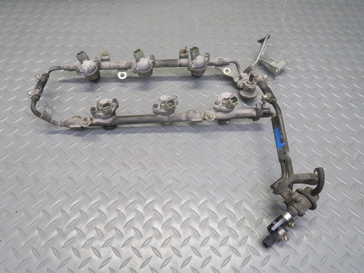 95-97 Nissan Gloria VQ30DET Turbo Fuel Rail Injector Set w Hose Assembly OEM